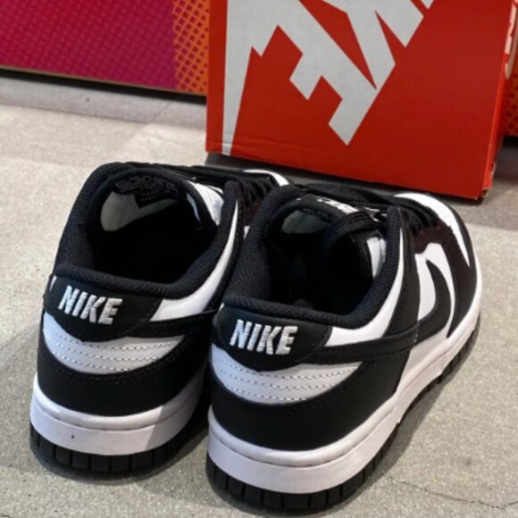 😍😍Nike Dunk Low Shoes - Picture 3 of 3
